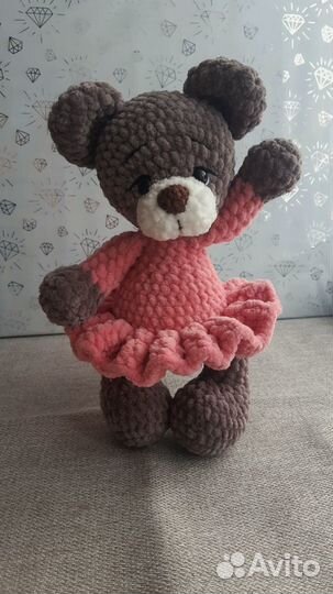 Вязаная медведица в платье