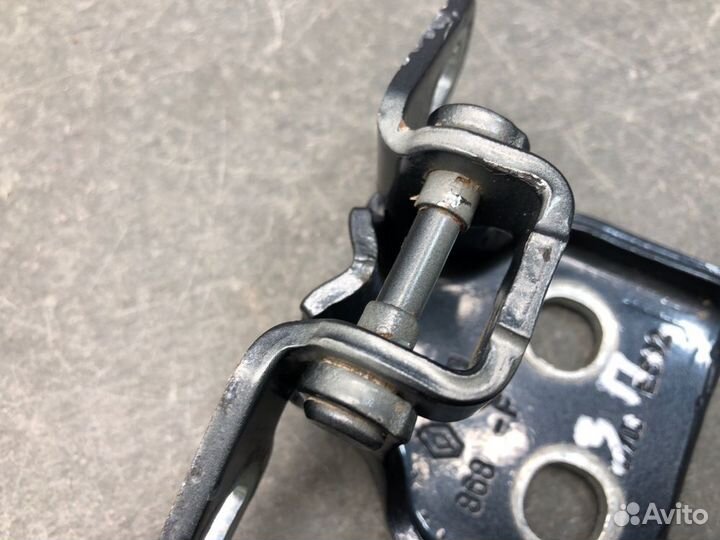 Петля нижняя двери задняя правая Renault Logan LS0