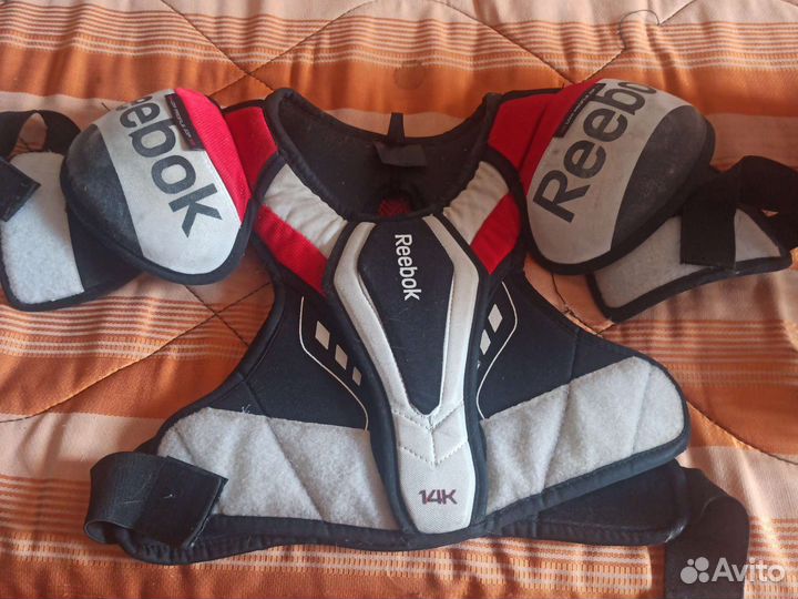 Нагрудник хоккейный reebok, хоккейный шлем