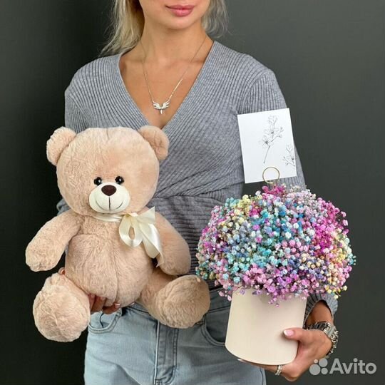 Мишка и радужная гипсофила