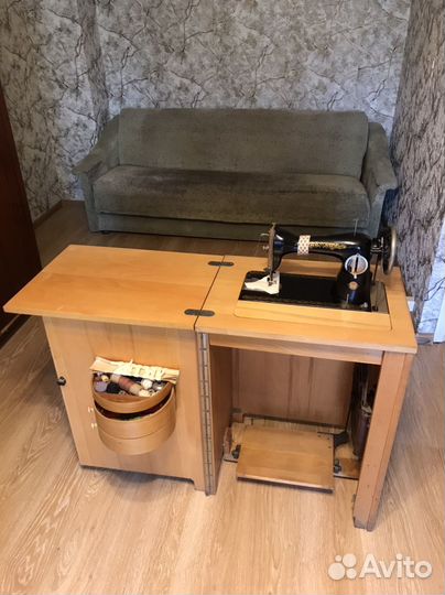 Механическая швейная машинка