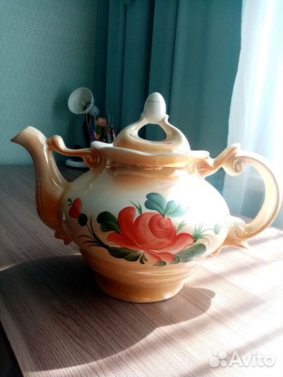 Большой фарфоровый чайник. Для интерьера