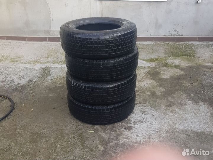 Bridgestone Blizzak DM-V1 215/70 R16