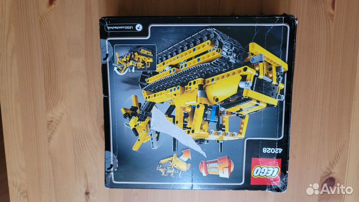 Lego Technic Бульдозер 42028 (мятая коробка)