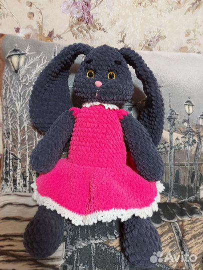 Большой плюшевый заяц