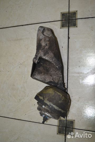 Кронштейн двигателя левый Volkswagen Passat B5