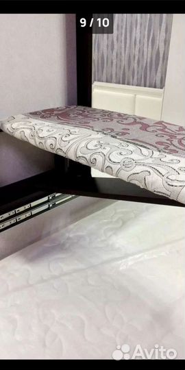 Гладильная доска за зеркалом