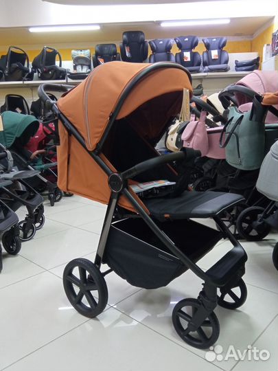 Коляска прогулочная с накидкой на ножки