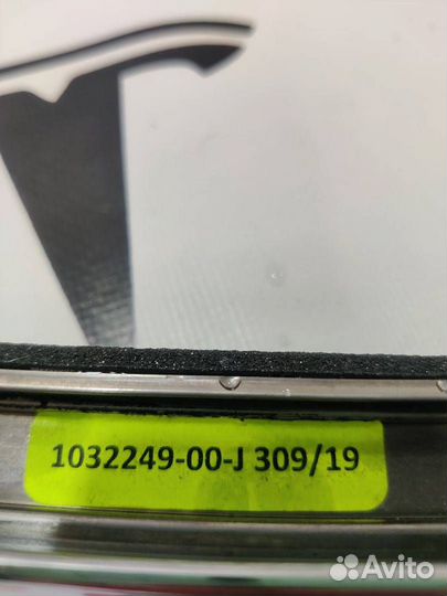 Молдинг подъемной задней двери Tesla Model X 2019