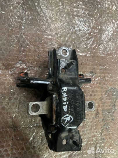 Шкода Рапид подушка двс