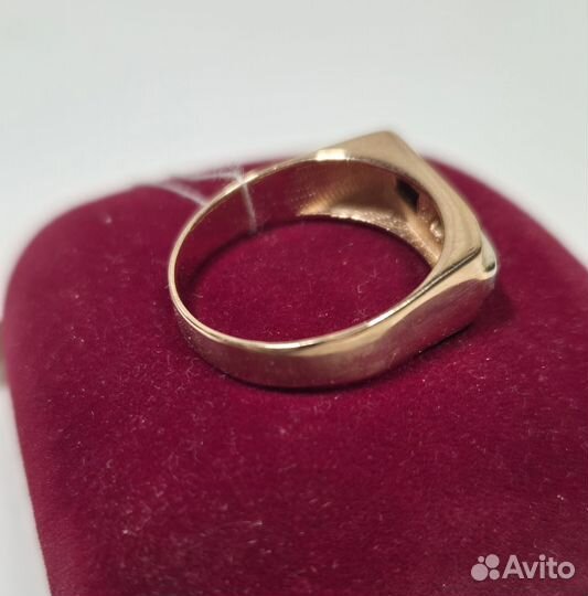 Мужская золотая печатка с ониксом р.19