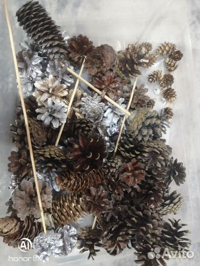 Упаковочная бумага и шишки для творчества