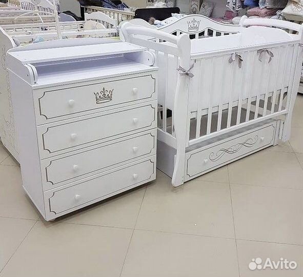 Детская кроватка и пеленальный комод