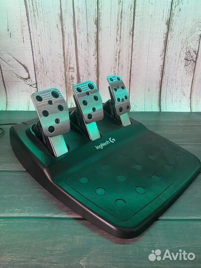 Игровой руль с педалями