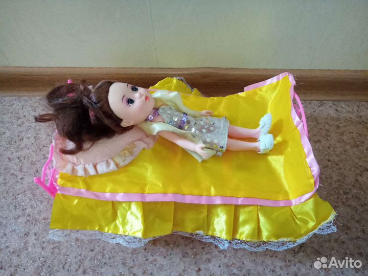 Кукла с кроваткой