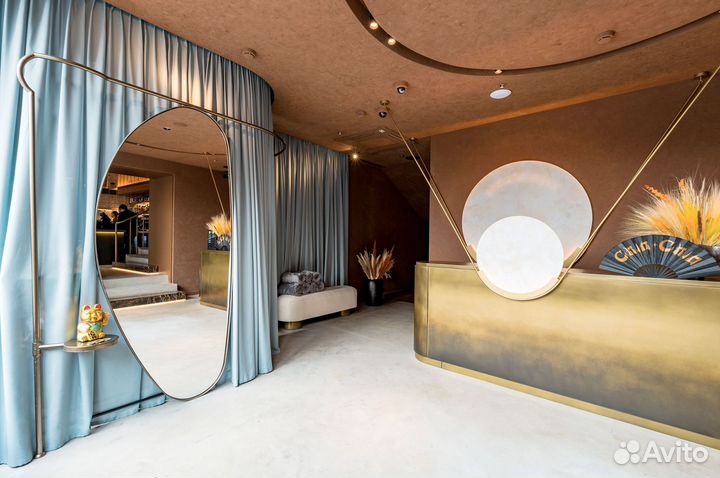 Официант в новый открывающийся ресторан