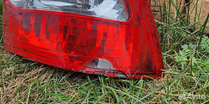 Задняя правая фара Приора 1 (стекло разбито)
