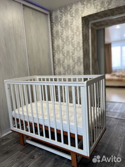 Детская кроватка с маятником