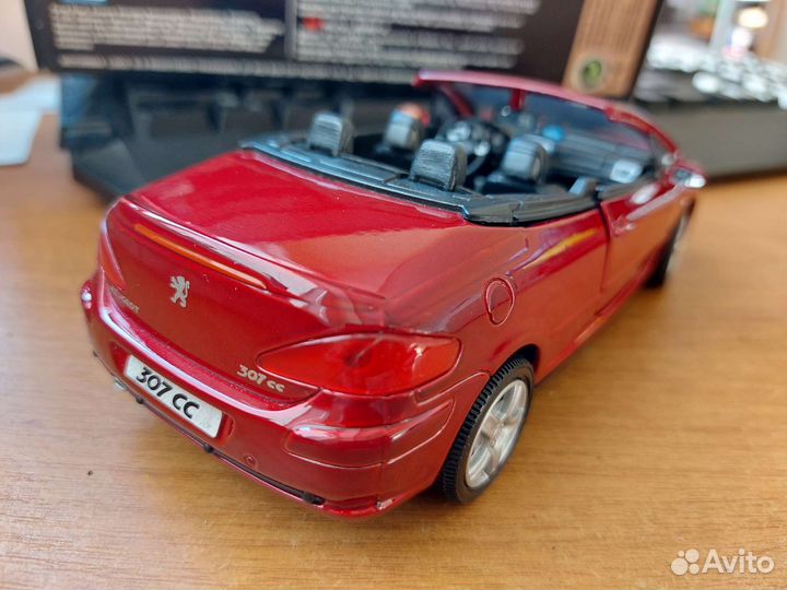 Коллекционная модель автомобиля Peugeot 307CC 1:24