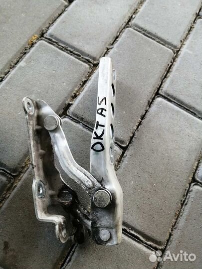 Петля Капота Шкода Октавия А5 рестайлинг левая