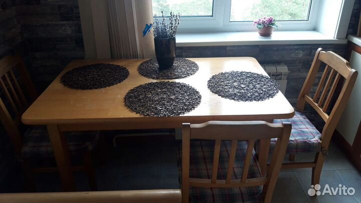 Стол и стулья