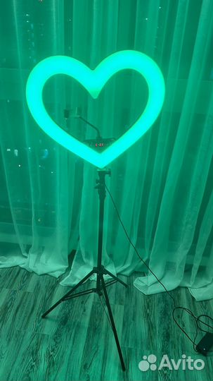Лампа на штативе в виде сердца