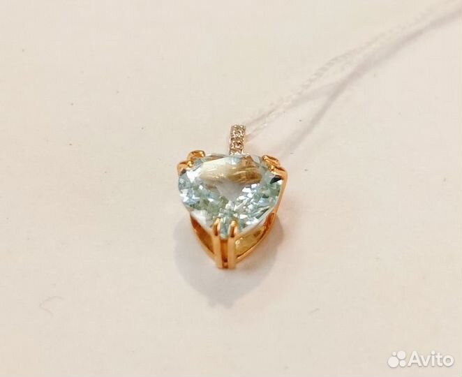 Золотая подвеска с камнем