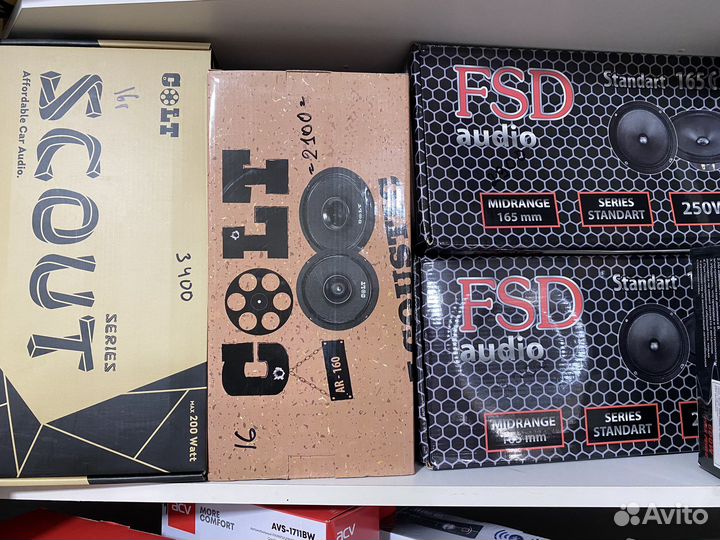 Басовик вместе усилителем