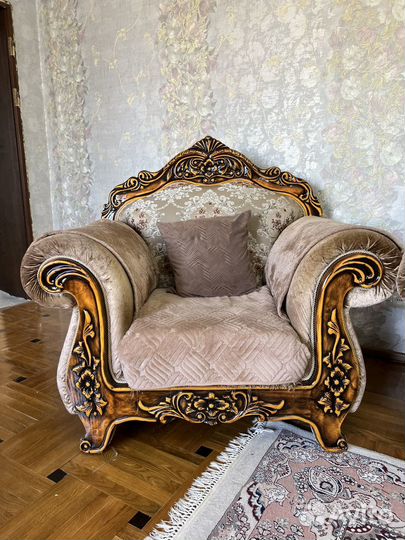 Диван с двумя креслами