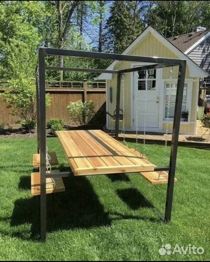 Садовая беседка на качелях