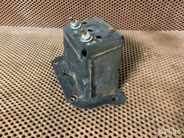 Кронштейн усилителя бампера передний левый Nissan