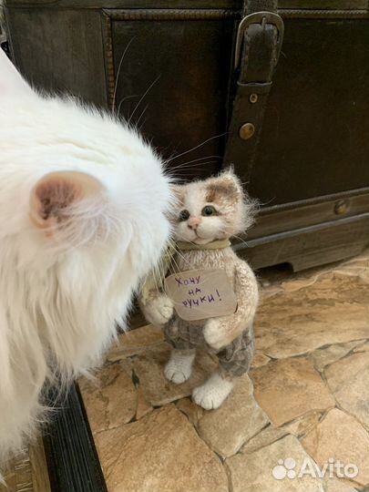 Вязаная игрушка котик Бантик