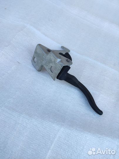 Крюк замок капота