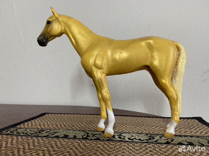 Фигурка лошади ахалтекинец