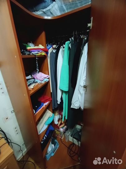 Продам шкаф для вещей угловой с зеркалом