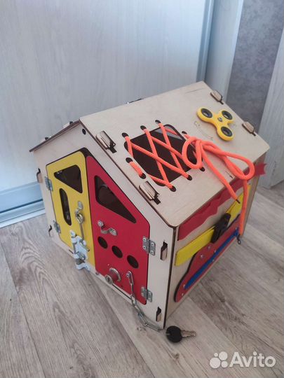 Бизиборд домик