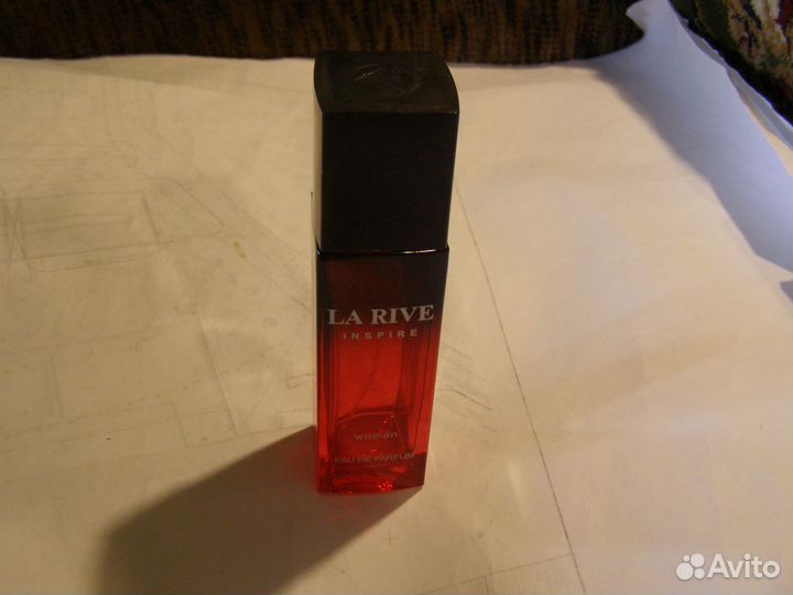 Красивый рубиновый флакон