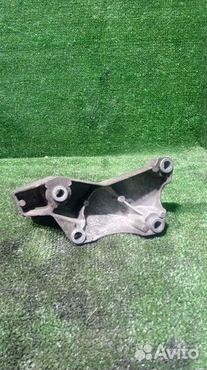 Кронштейн опоры двигателя Audi A4