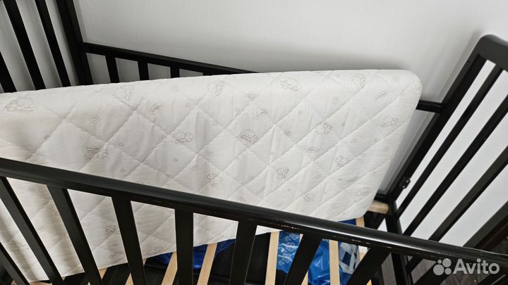 Детская кроватка с маятником