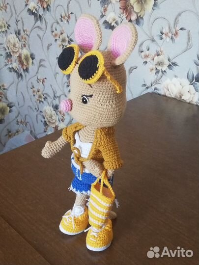 Вязанная мышь в кедах