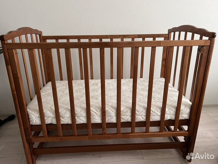 Детская кроватка с маятником
