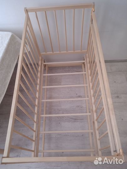 Кровать детская с маятником