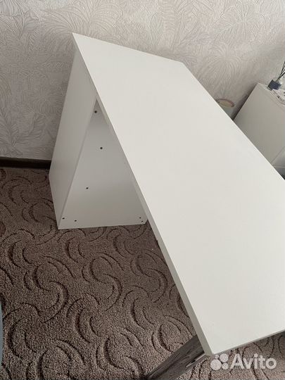 Маникюрный стол