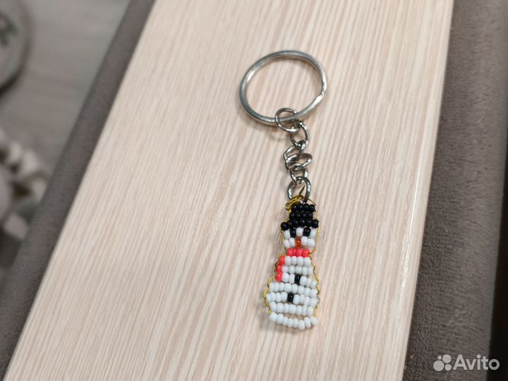 Брелок из бисера снеговичок зимний
