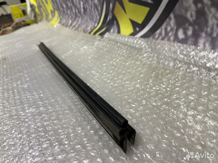 Уплотнитель стекла внутренний правый задний Colt 6