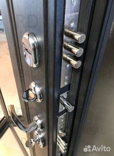 Новая входная дверь для квартиры