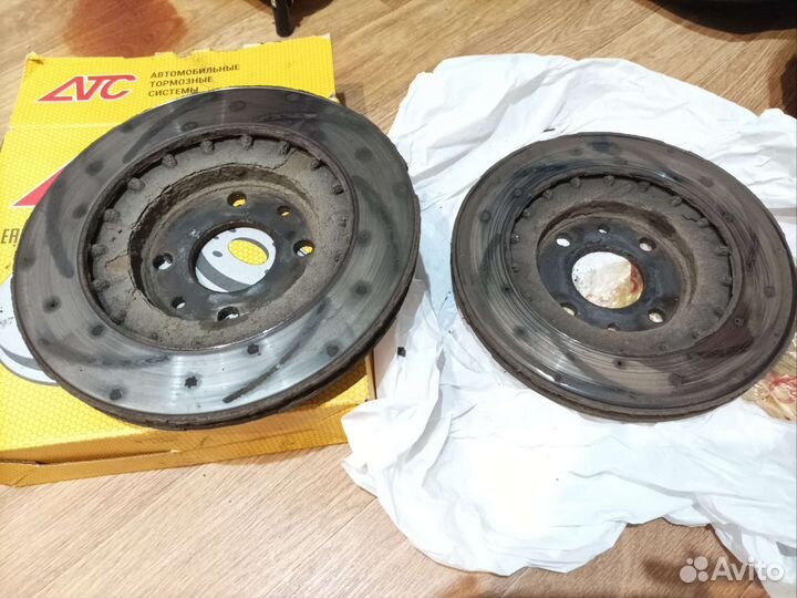 Б/У Тормозные диски передние 14R + колодки