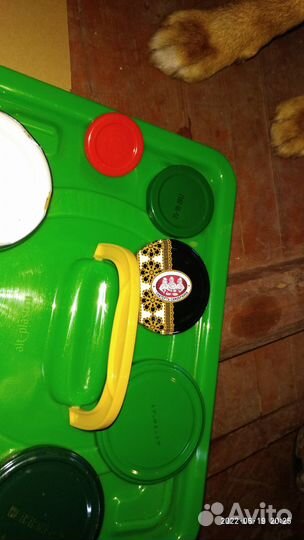 Банки, крышки и машинка-закатка для заготовок