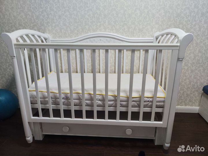 Детская кроватка с продольным маятником