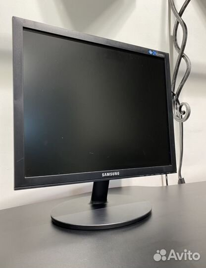 Монитор на 19 дюймов